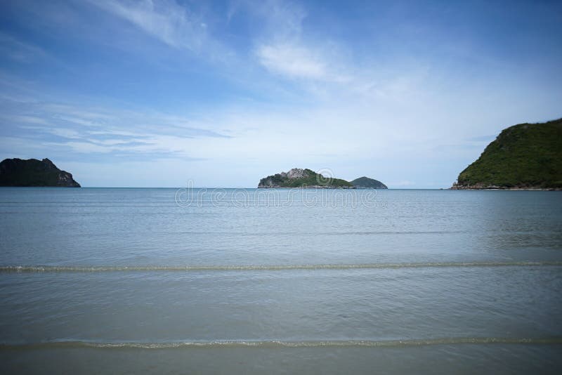 Grüne Insel und Meer mit einem blauen Himmel der Welle und des freien Raumes, prachuapkhirikhan Thailand lizenzfreies stockfoto Grüne Insel und Meer mit einem blauen Himmel der Welle und des freien Raumes, prachuapkhirikhan Thailand lizenzfreies stockfoto