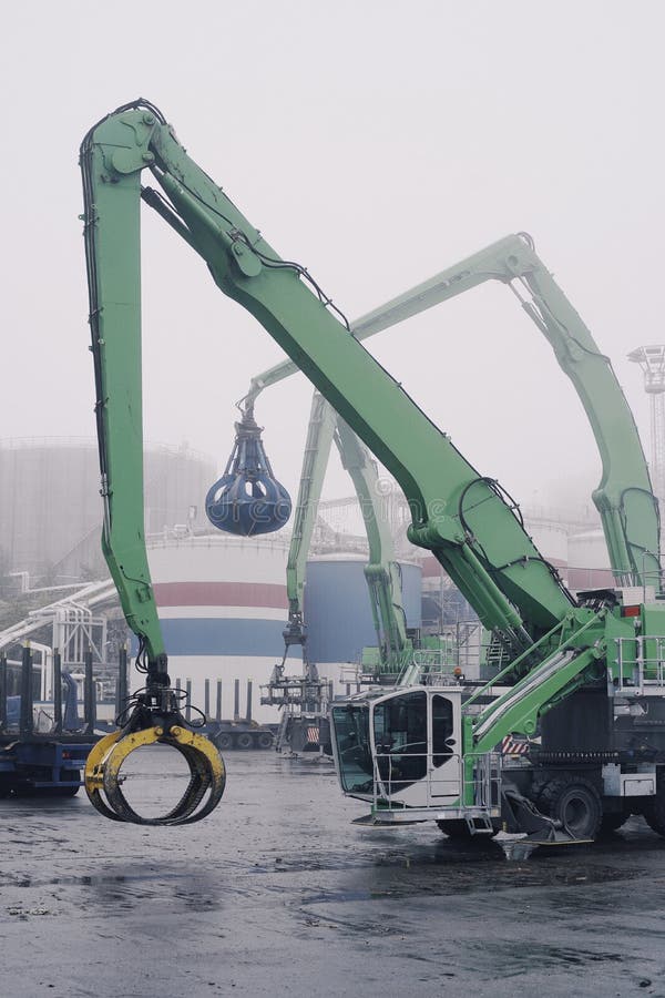 Gr?ne Kr?ne f?r die Entladung von Holzfaserplatte im Hafen stockbilder Gr?ne Kr?ne f?r die Entladung von Holzfaserplatte im Hafen stockbilder
