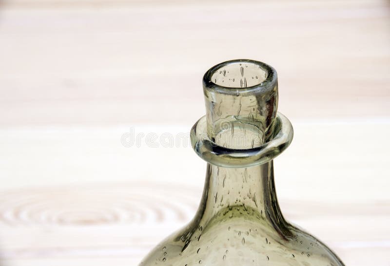 Grüne offene leere Designerflasche lizenzfreie stockfotos Grüne offene leere Designerflasche lizenzfreie stockfotos