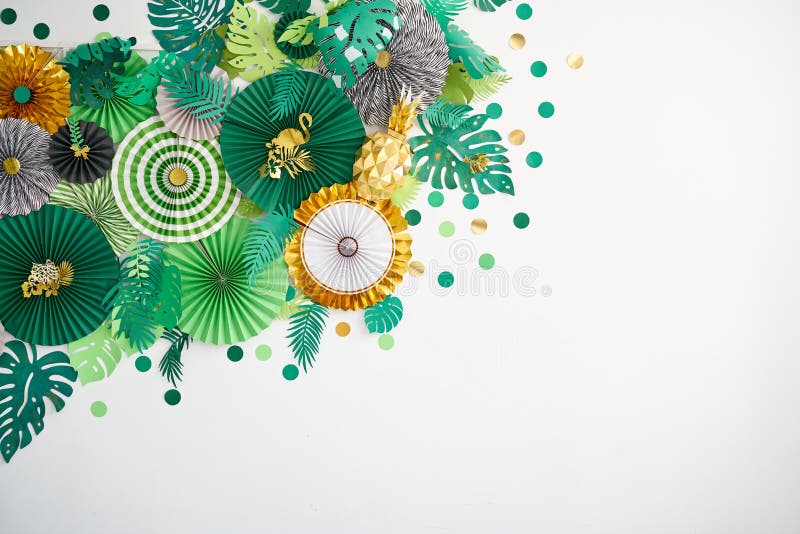 Grüne, smaragdgrüne, goldene und gelbe Papiere kreisförmig um Origami Abstrakter Hintergrund von Papierdesigns Leerzeichen kopier stockbilder Grüne, smaragdgrüne, goldene und gelbe Papiere kreisförmig um Origami Abstrakter Hintergrund von Papierdesigns Leerzeichen kopier stockbilder