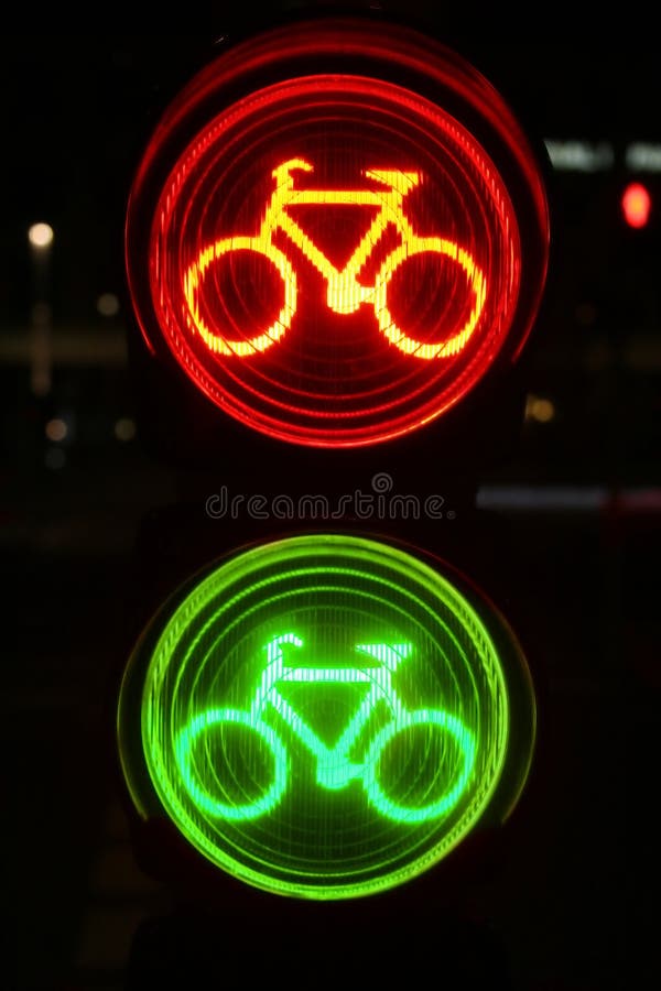Grüne und rote Ampel für Radfahrer lizenzfreies stockbild Grüne und rote Ampel für Radfahrer lizenzfreies stockbild