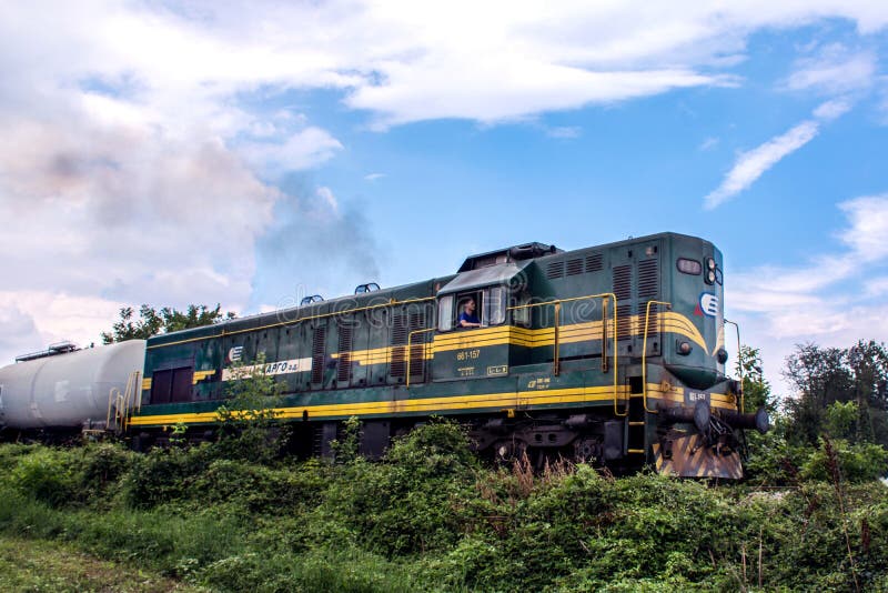 Grüne Zugdiesellokomotive auf Eisenbahn in der Natur stockfotos Grüne Zugdiesellokomotive auf Eisenbahn in der Natur stockfotos