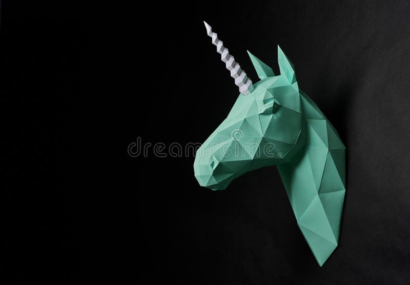 Grüneinhorn ` s des Origamis stumpfes Haupthängen an der schwarzen Wand lizenzfreie stockfotografie Grüneinhorn ` s des Origamis stumpfes Haupthängen an der schwarzen Wand lizenzfreie stockfotografie