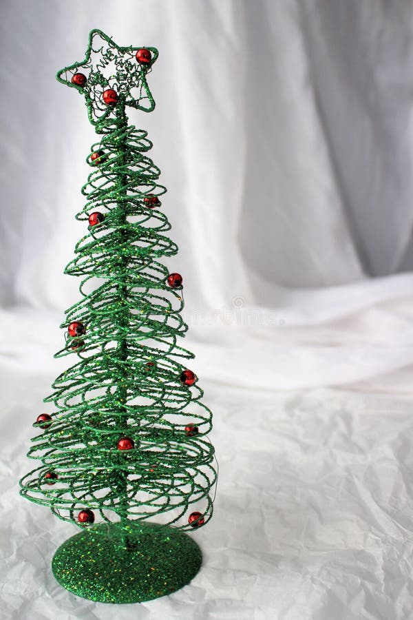 DrahtWeihnachtsbaum Auf Rotem Hintergrund Stockfoto Bild von baum