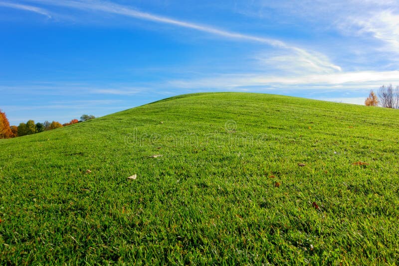 Grüner Hügel & Blauer Himmel lizenzfreie stockfotografie