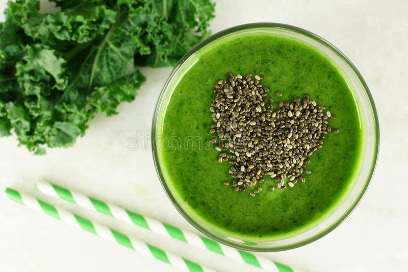 Grüner Kohl Smoothie mit chia sät Herz lizenzfreie stockfotografie Grüner Kohl Smoothie mit chia sät Herz lizenzfreie stockfotografie