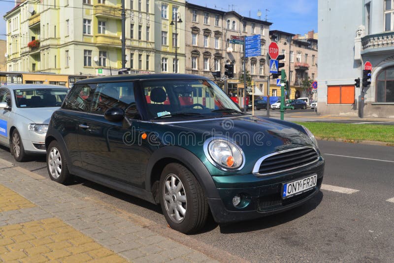 Grüner Mini Cooper parkte lizenzfreie stockfotografie Grüner Mini Cooper parkte lizenzfreie stockfotografie