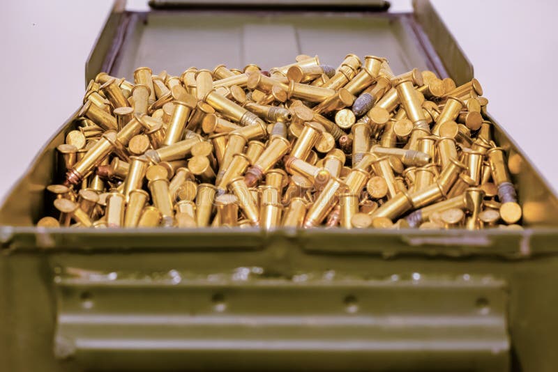 Grüner Munitionskasten voll Kugeln lizenzfreies stockbild Grüner Munitionskasten voll Kugeln lizenzfreies stockbild