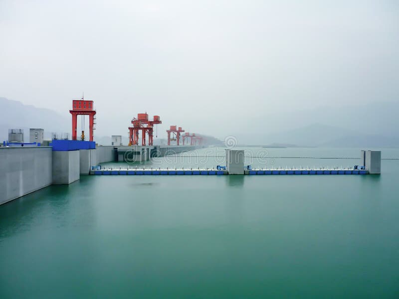 Grüner ruhiger Pastellanblick am nebeligen Tag beim Three Gorge Dam in China entlang dem Jangtse stockfotografie Grüner ruhiger Pastellanblick am nebeligen Tag beim Three Gorge Dam in China entlang dem Jangtse stockfotografie