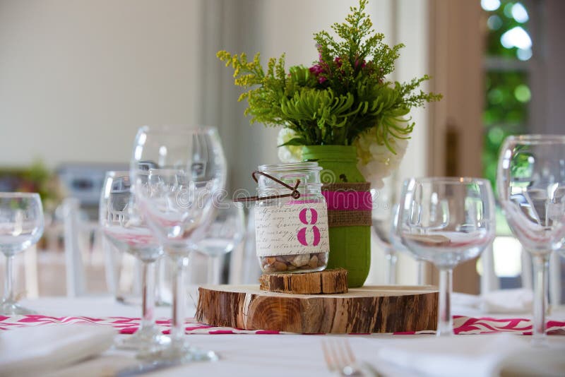 Grüner rustikaler Blumenstrauß von Blumen auf einem Holzklotz während einer Heiratsfeier lizenzfreie stockbilder Grüner rustikaler Blumenstrauß von Blumen auf einem Holzklotz während einer Heiratsfeier lizenzfreie stockbilder