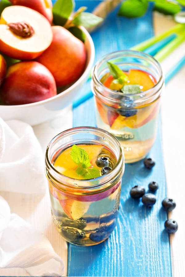 Grünes Eistee mit Nektarinen und Blaubeeren lizenzfreies stockfoto Grünes Eistee mit Nektarinen und Blaubeeren lizenzfreies stockfoto