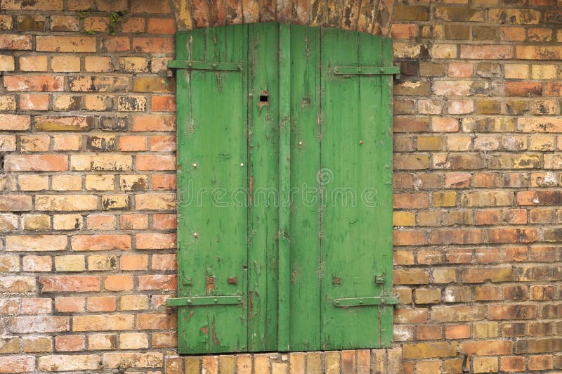 gr?nes h?lzernes Fenster in einer Backsteinmauer Deutschland lizenzfreie stockbilder gr?nes h?lzernes Fenster in einer Backsteinmauer Deutschland lizenzfreie stockbilder