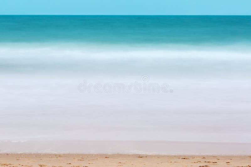 Grünes Seewasserstromoberfläche und flaumige weiße brechende Welle genommen mit langer Belichtung auf dem Strand für Hintergrund lizenzfreies stockbild Grünes Seewasserstromoberfläche und flaumige weiße brechende Welle genommen mit langer Belichtung auf dem Strand für Hintergrund lizenzfreies stockbild