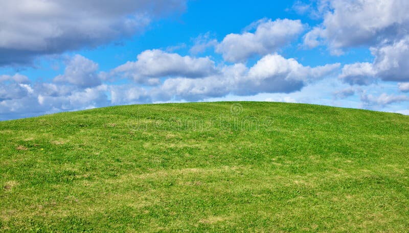 Blick auf einen grünen Hügel stockfoto