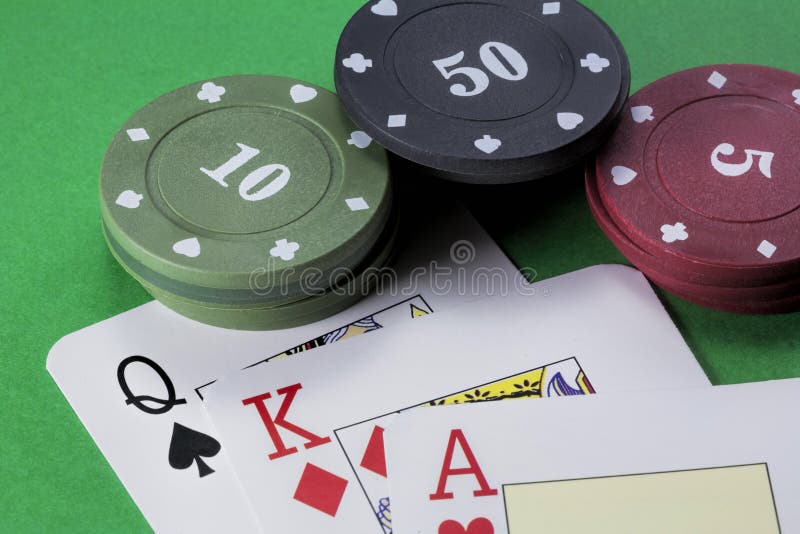 Grępluje grzebaka pokładu angielszczyzny, królowej rydle, Czerwonego królewiątka diamenty i as serca, obok zakładek 10, 50 i 5, obraz royalty free Grępluje grzebaka pokładu angielszczyzny, królowej rydle, Czerwonego królewiątka diamenty i as serca, obok zakładek 10, 50 i 5, obraz royalty free