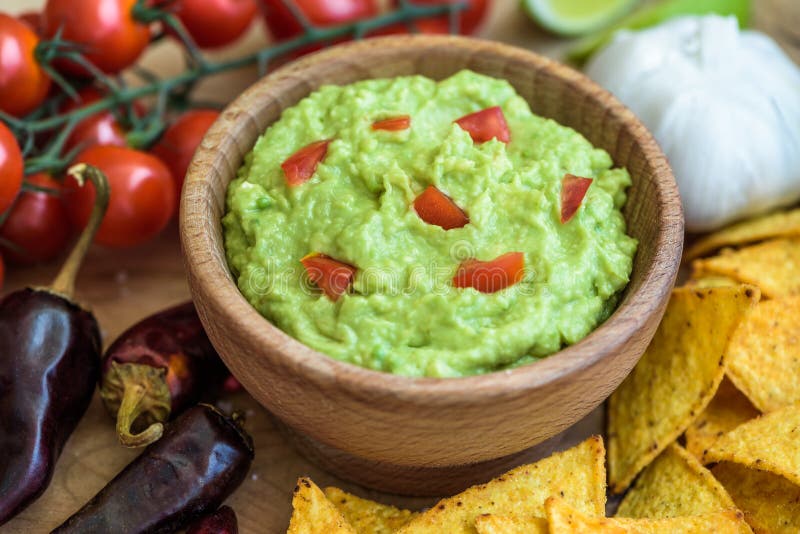 Guacamole avec des puces de tortilla images libres de droits Guacamole avec des puces de tortilla images libres de droits