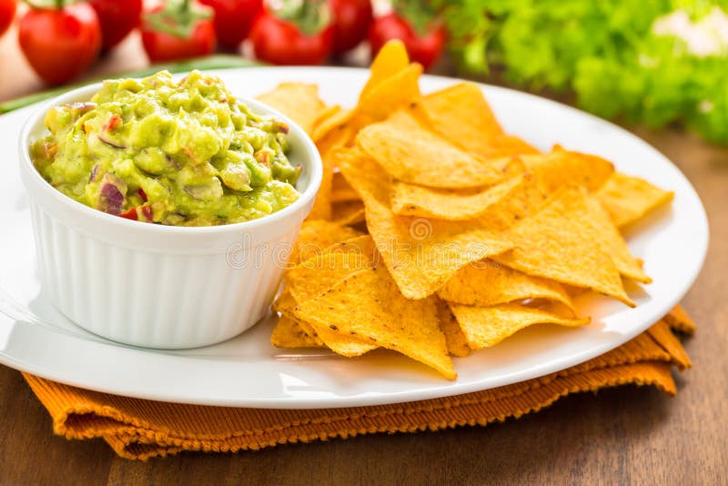 Guacamole com microplaquetas de Tortilla fotografia de stock Guacamole com microplaquetas de Tortilla fotografia de stock