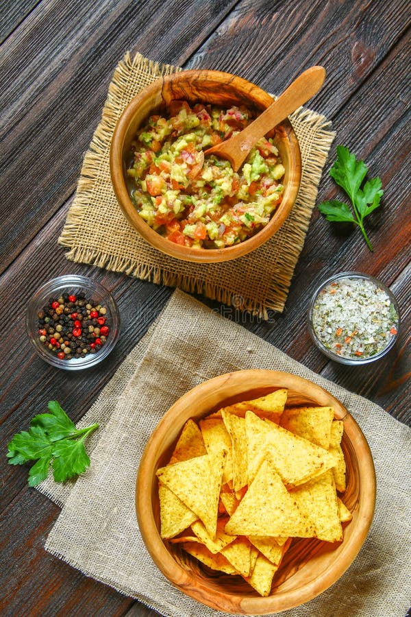 Guacamole Mit Der Avocado Und Tomaten Mexikanisch Stockbild - Bild von ...