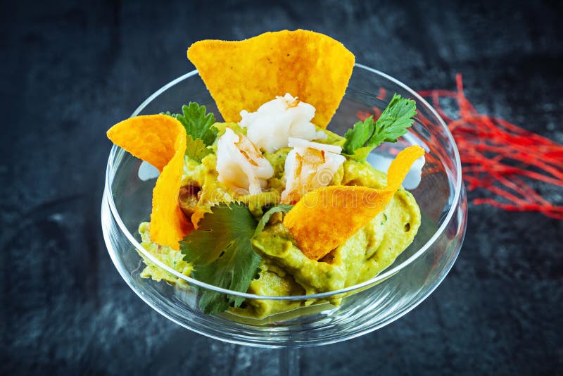 Guacamole moderno del servicio en un vidrio Comida mexicana Aguacate Guacamole y nacho Appertiv, aperitivo Copie el espacio Alime imagen de archivo libre de regalías Guacamole moderno del servicio en un vidrio Comida mexicana Aguacate Guacamole y nacho Appertiv, aperitivo Copie el espacio Alime imagen de archivo libre de regalías
