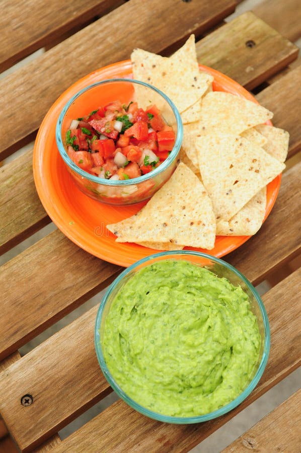 Guacamole upad z układ scalony i salsa obraz royalty free Guacamole upad z układ scalony i salsa obraz royalty free