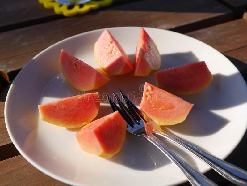 Guaiava molle rossa sul piatto bianco immagini stock libere da diritti Guaiava molle rossa sul piatto bianco immagini stock libere da diritti