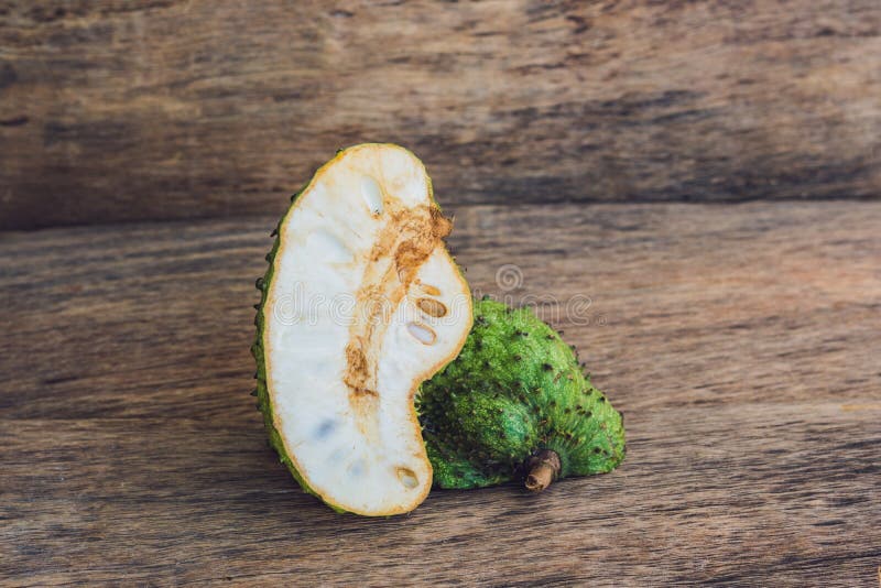 Guanabana op een oude houten achtergrond - exotisch tropisch fruit - regionale vruchten van Vietnam stock fotografie Guanabana op een oude houten achtergrond - exotisch tropisch fruit - regionale vruchten van Vietnam stock fotografie