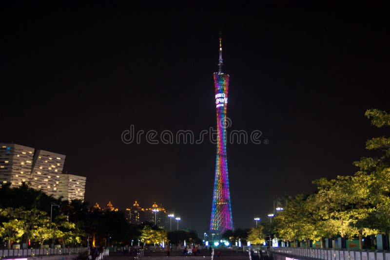 GUANGZHOU, CHINA - 13 DE SEPTIEMBRE DE 2016: Torre del cantón de Guangzhou, noche v fotos de archivo GUANGZHOU, CHINA - 13 DE SEPTIEMBRE DE 2016: Torre del cantón de Guangzhou, noche v fotos de archivo