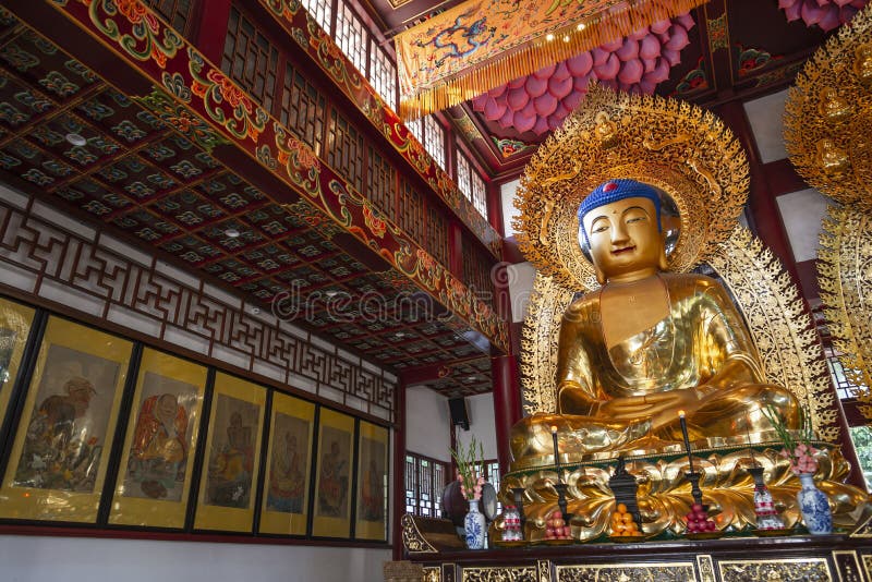 Guangzhou Kina - December 28, 2018: Statyer av forntida kinesiska konstnärliga guld- buddhas, i templet av de sex banyanträden ( arkivfoto Guangzhou Kina - December 28, 2018: Statyer av forntida kinesiska konstnärliga guld- buddhas, i templet av de sex banyanträden ( arkivfoto