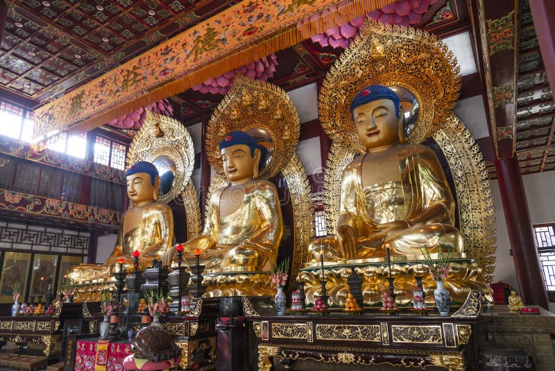 Guangzhou Kina - December 28, 2018: Statyer av forntida kinesiska konstnärliga guld- buddhas, i templet av de sex banyanträden ( royaltyfri foto Guangzhou Kina - December 28, 2018: Statyer av forntida kinesiska konstnärliga guld- buddhas, i templet av de sex banyanträden ( royaltyfri foto