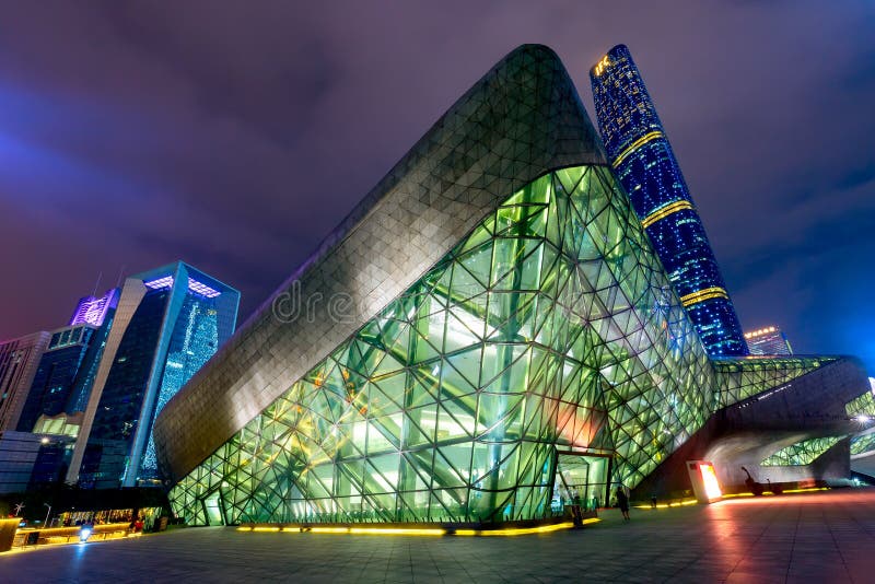Guangzhou Kina - Maj, 2019: Landskap för Guangzhou operahusnatt Planlagt av den berömda arkitekten Zaha Hadid royaltyfri fotografi Guangzhou Kina - Maj, 2019: Landskap för Guangzhou operahusnatt Planlagt av den berömda arkitekten Zaha Hadid royaltyfri fotografi