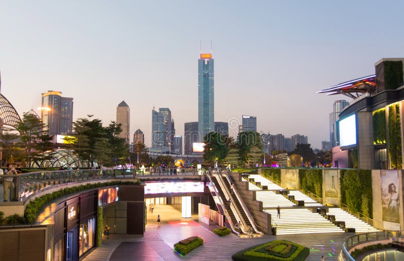 GUANGZHOU, ΚΙΝΑ - 13 ΣΕΠΤΕΜΒΡΊΟΥ 2016: Σύγχρονη εικονική παράσταση πόλης πόλεων Guangzhou
