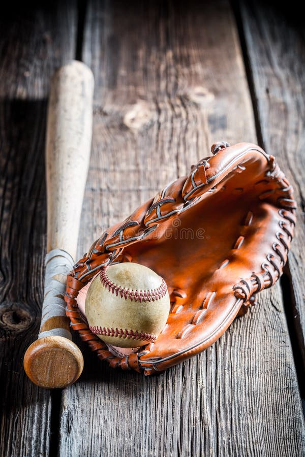 Guante y bola de béisbol de la vendimia imagen de archivo Guante y bola de béisbol de la vendimia imagen de archivo