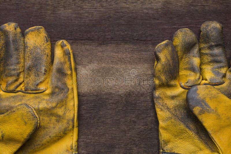 Guantes de cuero sucios viejos del trabajo imagen de archivo libre de regalías Guantes de cuero sucios viejos del trabajo imagen de archivo libre de regalías