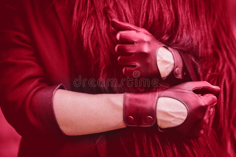 Guantes Negros Clásicos Con Un Corazón En La Palma Foto de archivo - Imagen  de manos, capa: 166221956