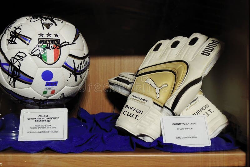 calculadora Precioso asesinato Guantes Y Bola De Buffon Del Portero Fotografía editorial - Imagen de  balompié, taza: 35969407