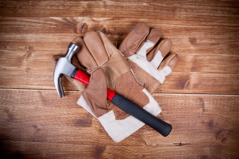 Martello Da Carpentiere Di Cuoio Del Guanto Di Sicurezza Sul Bordo Di Legno Image98534774