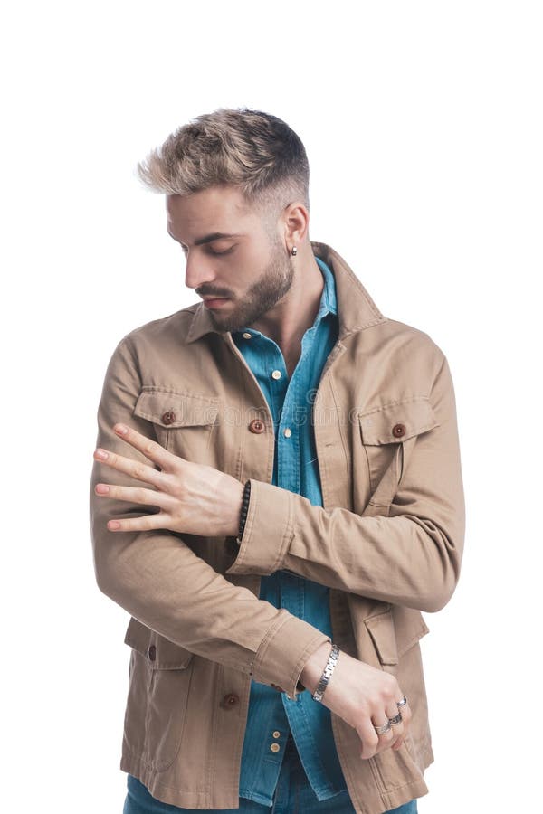 Guapo sin afeitar hombre en camiseta de mezclilla haciendo un gesto de la mano foto de archivo libre de regalías