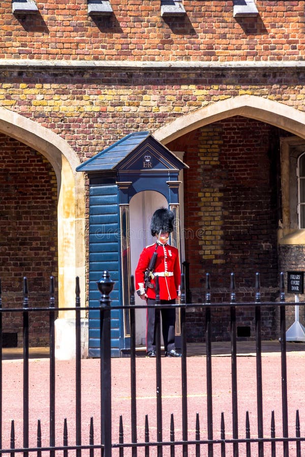 Guarda britânica no dever perto de St James Palace na alameda, Londres imagens de stock Guarda britânica no dever perto de St James Palace na alameda, Londres imagens de stock