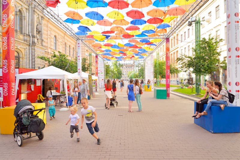 Guarda-chuvas de flutuação da aleia imagens de stock royalty free