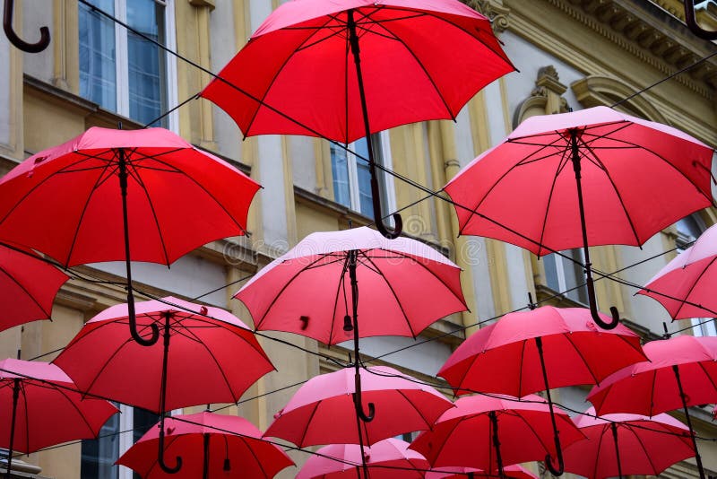 Guarda-chuvas de flutuação em Belgrado imagem de stock