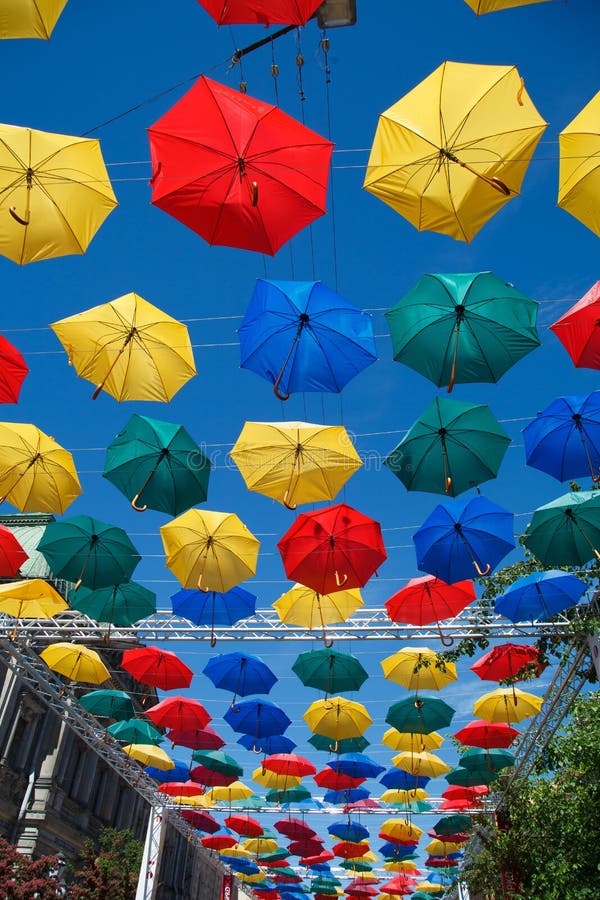 Guarda-chuvas de flutuação Guarda-chuvas do voo da aleia fotos de stock royalty free
