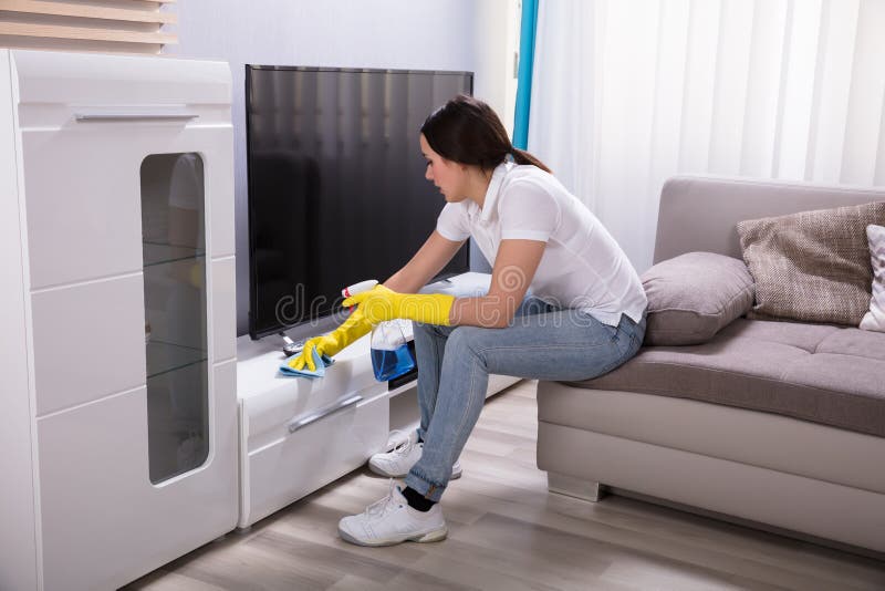 Guarda de serviço fêmea Cleaning Furniture imagens de stock Guarda de serviço fêmea Cleaning Furniture imagens de stock