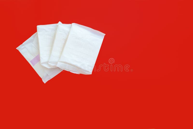 Foto de Menstruação Mulher Branca Deitada No Fundo Rosa Forro Feminino Com  Pena Vermelha Os Dias Críticos Das Mulheres e mais fotos de stock de  Algodão - Material Têxtil - iStock