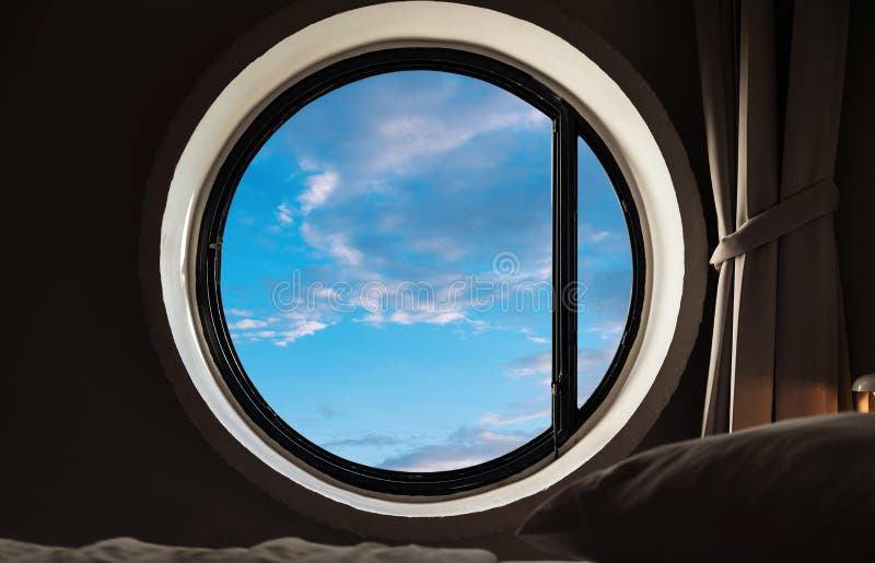 Guardando attraverso la finestra, struttura della finestra del cerchio con la vista del cielo di estate fotografie stock libere da diritti Guardando attraverso la finestra, struttura della finestra del cerchio con la vista del cielo di estate fotografie stock libere da diritti