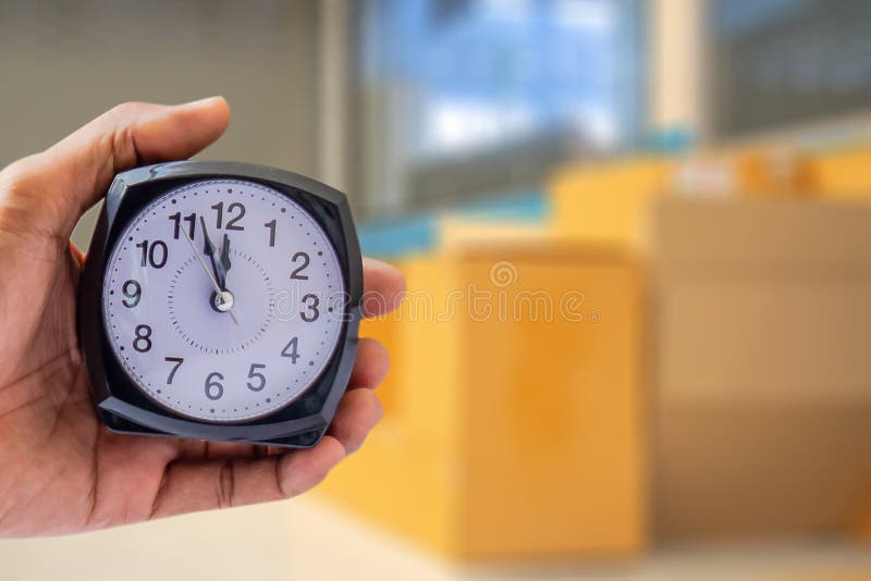 Guardando O Pulso De Disparo No Fundo Isolado O 12:00 am Ou Pm Do Tempo E  Foto de Stock - Imagem de fundo, sino: 122569728