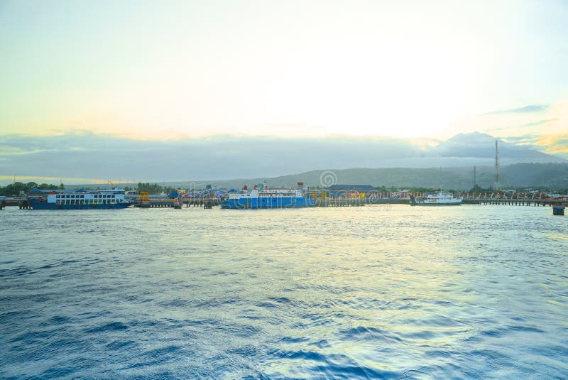 Guardare la costa dal mare immagine stock libera da diritti