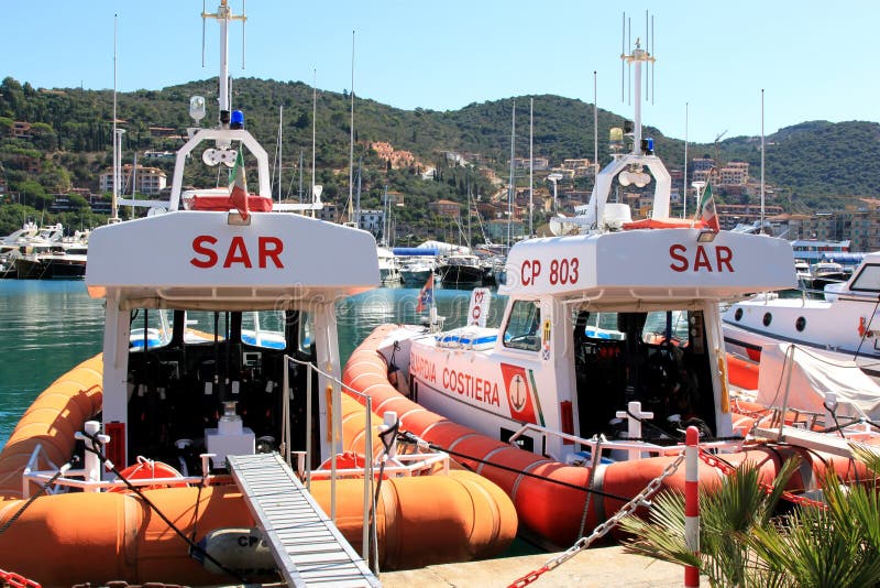 Guardas costeiras no porto de Porto Santo Stefano, Italia imagem de stock Guardas costeiras no porto de Porto Santo Stefano, Italia imagem de stock