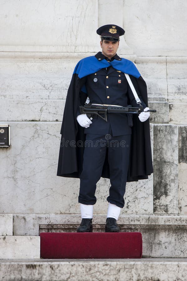 Guarde Ceremonial Altar da pátria em Roma (vitoriano) com rifle fotografia de stock Guarde Ceremonial Altar da pátria em Roma (vitoriano) com rifle fotografia de stock