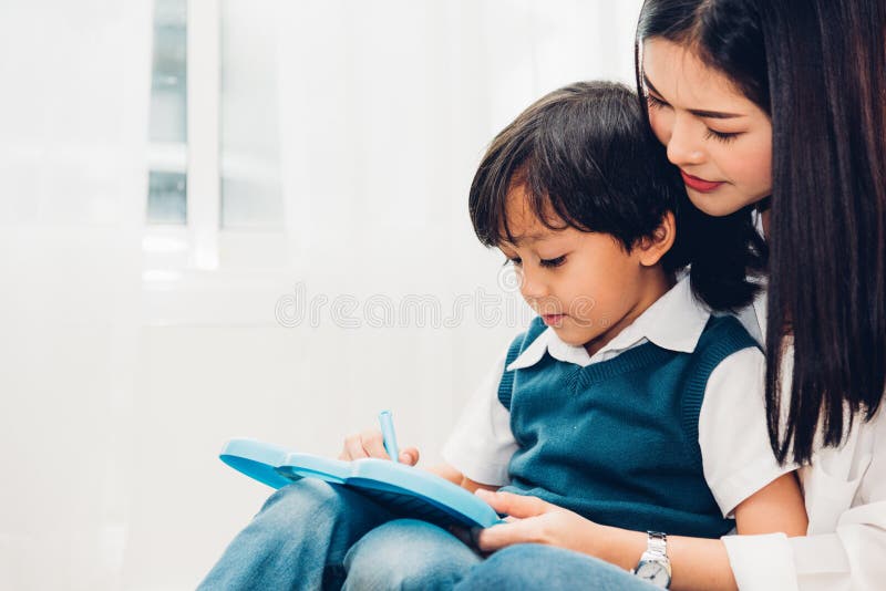 Guardería del hijo del muchacho del niño del niño y madre hermosa que enseñan a dracmas imagen de archivo libre de regalías Guardería del hijo del muchacho del niño del niño y madre hermosa que enseñan a dracmas imagen de archivo libre de regalías