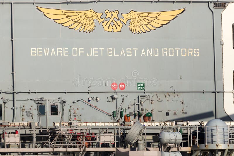 Guardi da dello scoppio di getto ed i rotori firmano sulla piattaforma del USS Bonhomme Richard fotografia stock libera da diritti Guardi da dello scoppio di getto ed i rotori firmano sulla piattaforma del USS Bonhomme Richard fotografia stock libera da diritti